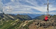 01 In vetta al Pizzo Zerna (2572 m) con vista sulla Valle del Livrio e verso la Valtellina e le Alpi Retiche